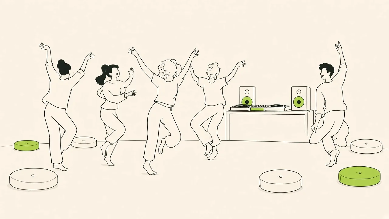 Plancher de danse avec quelques danseurs espacés, coussins de repos sur le côté, table du DJ au fond.